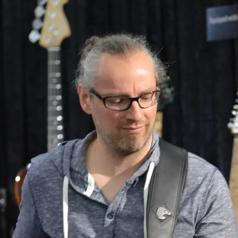 Bandshop GmbH auf der Musikmesse Frankfurt – Bassist mit Brille beim Spielen