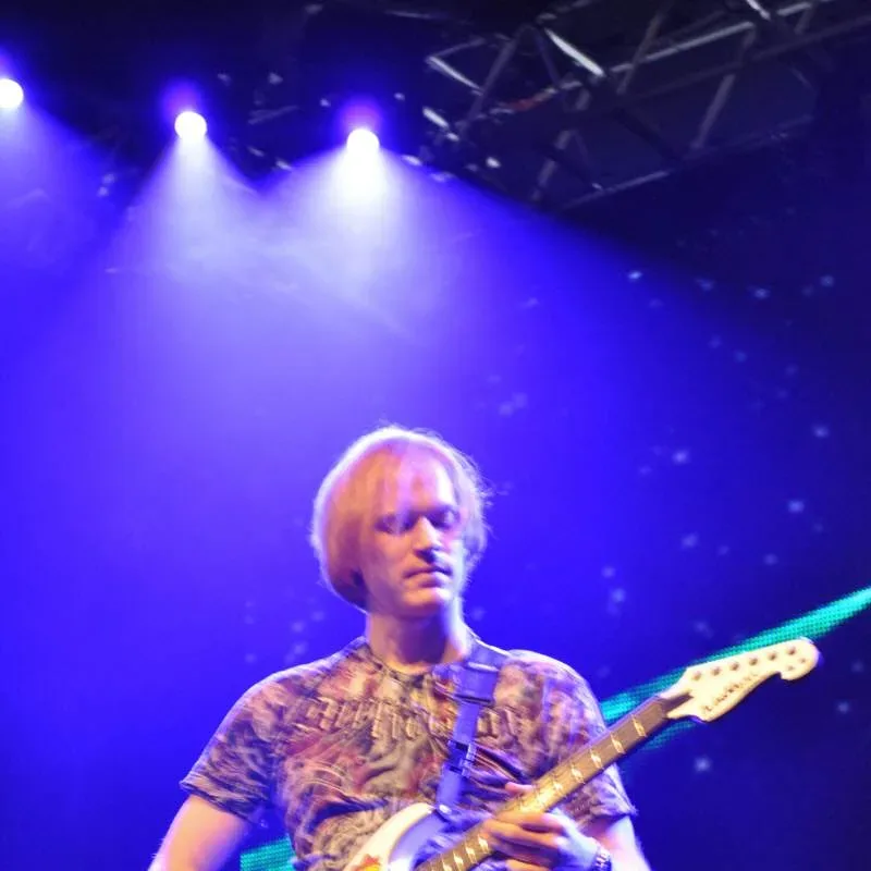 Bandshop GmbH auf der Musikmesse Frankfurt – Gitarrist im blauen Bühnenlicht