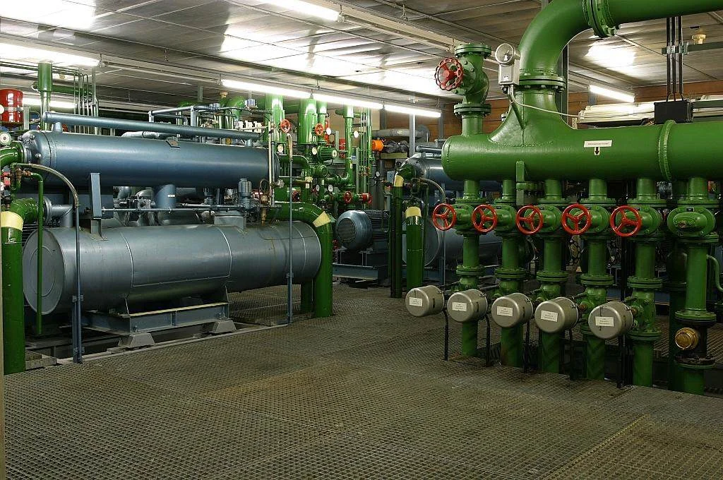 Bunker Erich – Pumpen und grüne Rohrleitungen