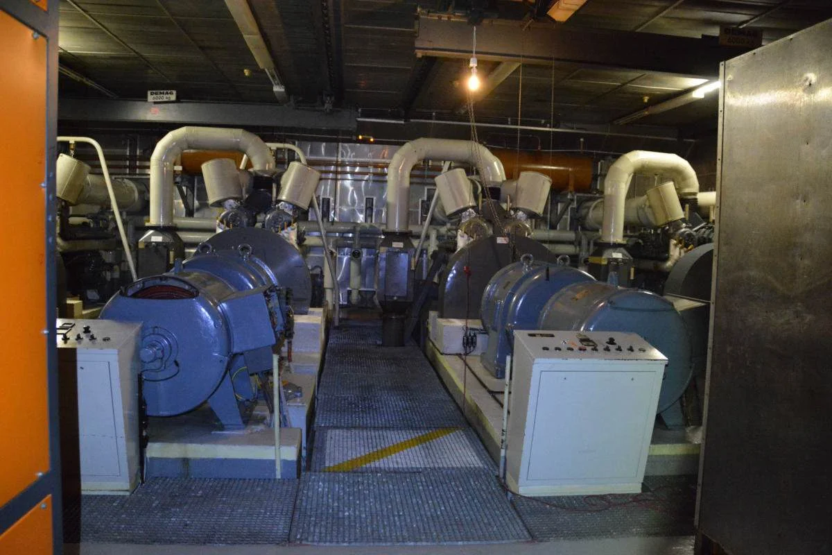 Bunker Erich – Technikraum mit Klimaanlagen und Rohren