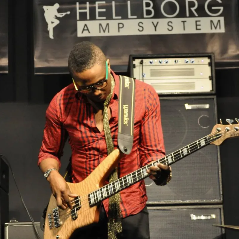 Bandshop GmbH auf der Musikmesse Frankfurt – Bassist vor einer Verstärker-Wand