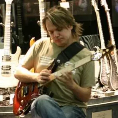 Bandshop GmbH auf der Musikmesse Frankfurt – Gitarrist spielt im Sitzen