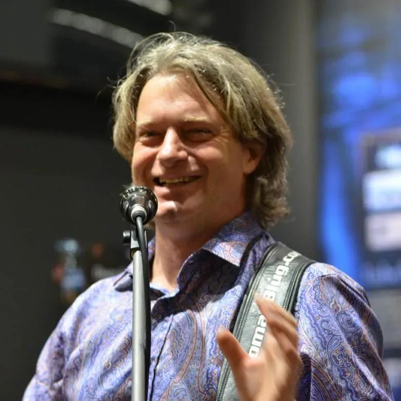 Bandshop GmbH auf der Musikmesse Frankfurt – Thomas Blug: singt und spielt Gitarre
