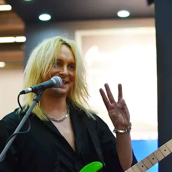 Bandshop GmbH auf der Musikmesse Frankfurt – Musikerin winkt am Mikrofon