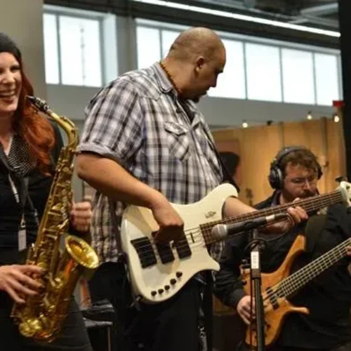 Bandshop GmbH auf der Musikmesse Frankfurt – Band mit Saxophon und Bass live