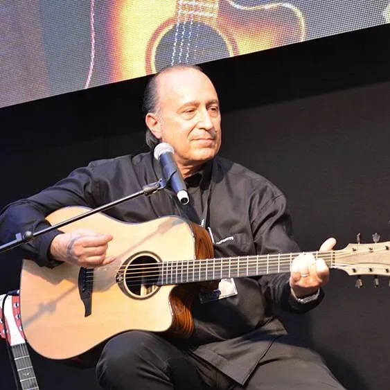 Bandshop GmbH auf der Musikmesse Frankfurt – Gitarrist mit Akustikgitarre im Sitzen