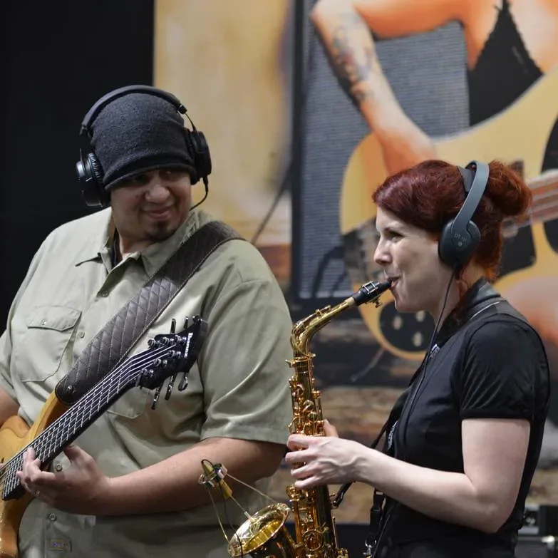 Bandshop GmbH auf der Musikmesse Frankfurt – Bassist und Musikerin bei einer Session