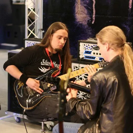 Bandshop GmbH auf der Musikmesse Frankfurt – Zwei Gitarristen bei einer Session