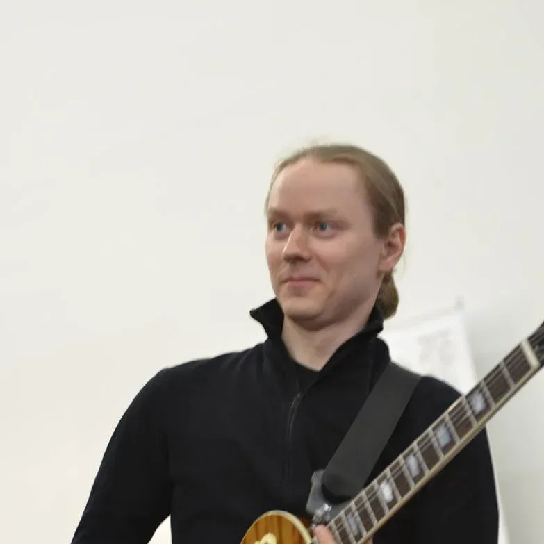 Bandshop GmbH auf der Musikmesse Frankfurt – Gitarrist mit Sunburst-Gitarre