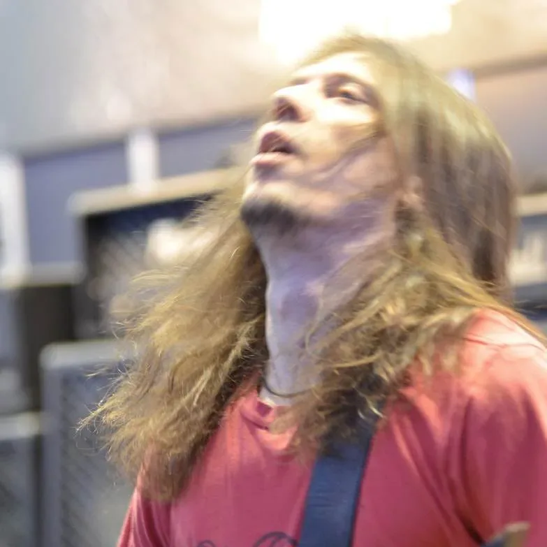 Bandshop GmbH auf der Musikmesse Frankfurt – Gitarrist mit langen Haaren beim Solo