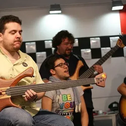 Bandshop GmbH auf der Musikmesse Frankfurt – Musiker mit Bass und Cajon bei einer Session