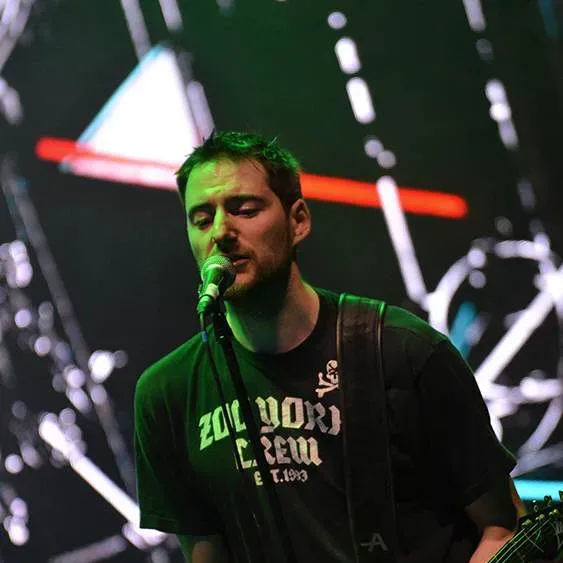 Bandshop GmbH auf der Musikmesse Frankfurt – Bassist auf der Bühne im roten Licht