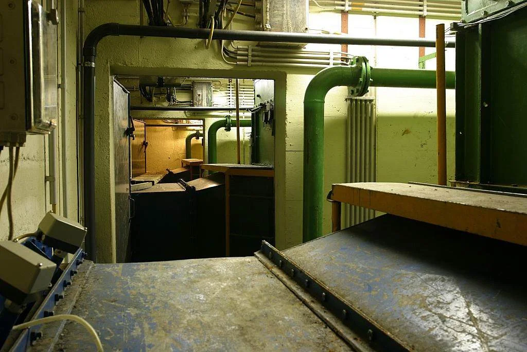 Bunker Erich – Technikraum mit grünen Leitungen
