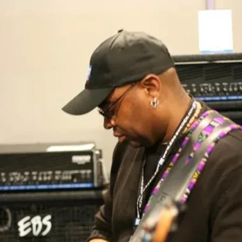 Bandshop GmbH auf der Musikmesse Frankfurt – Bassist mit Kappe am Verstärker