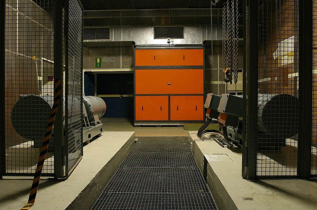 Bunker Erich – Halle mit roten Schaltschränken