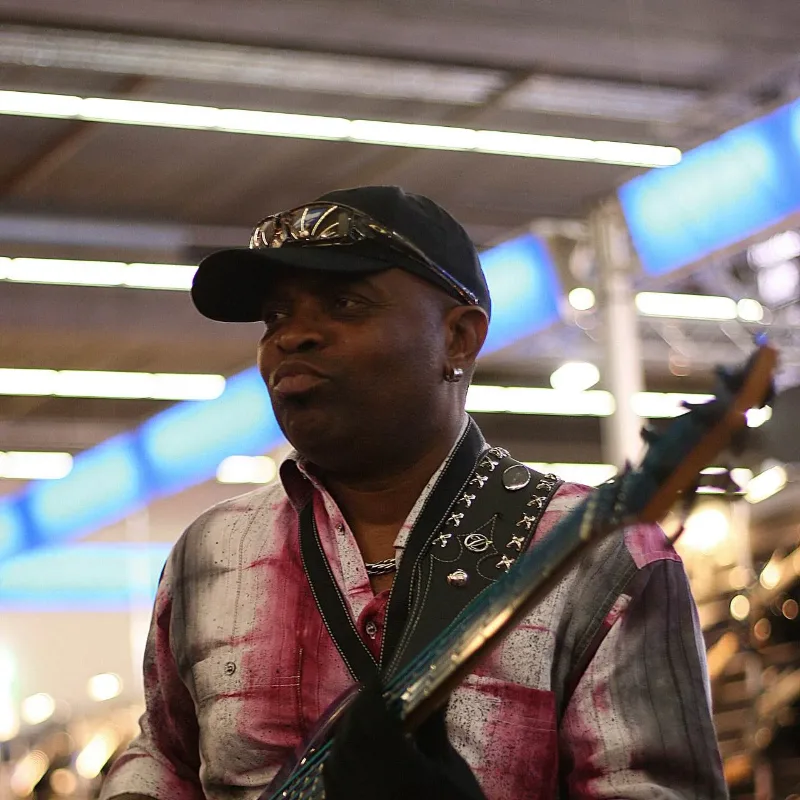 Bandshop GmbH auf der Musikmesse Frankfurt – Bassist mit Kappe und gemustertem Hemd