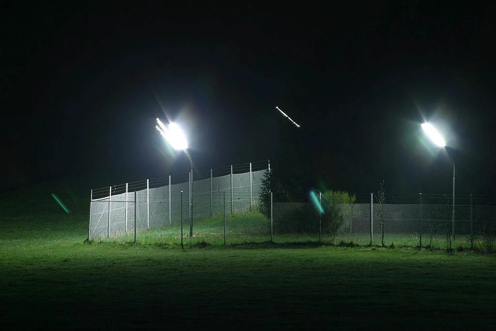 Bunker Erich – Außengelände bei Nacht mit Scheinwerfern