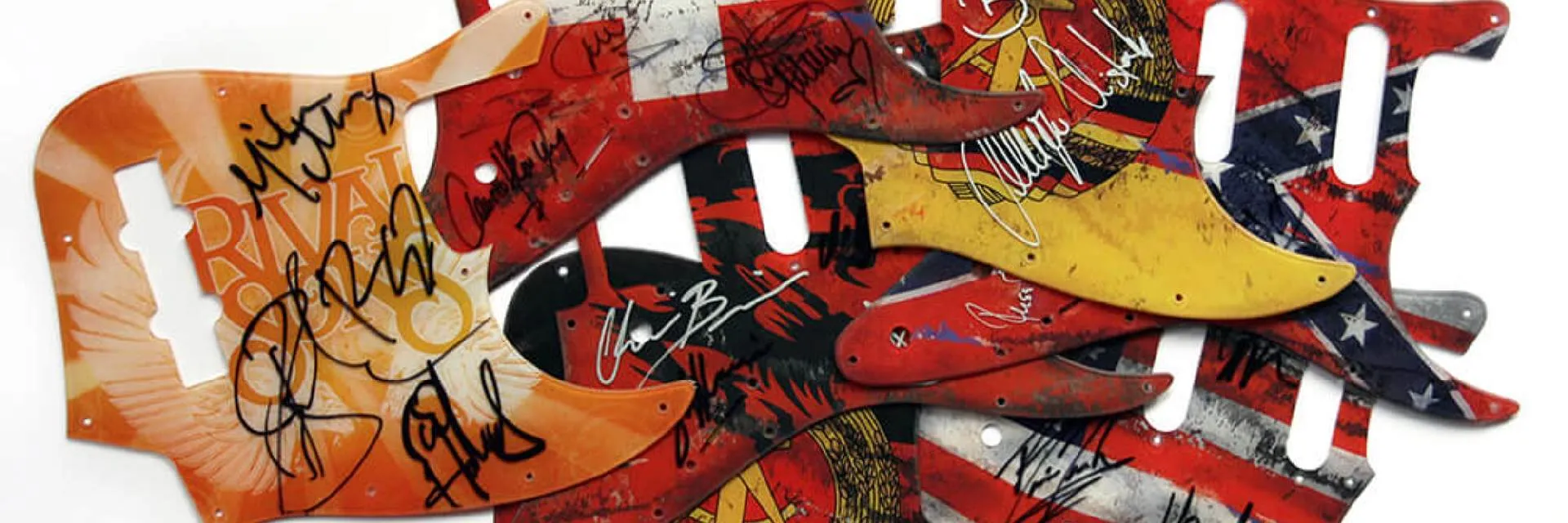Nahaufnahme signierter Pickguards mit Autogrammen
