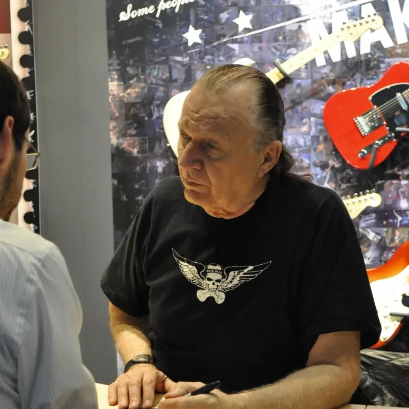 Bandshop GmbH auf der Musikmesse Frankfurt – Musiker schreibt Autogramme