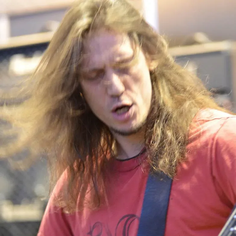 Bandshop GmbH auf der Musikmesse Frankfurt – Gitarrist mit rotem Shirt beim Spielen