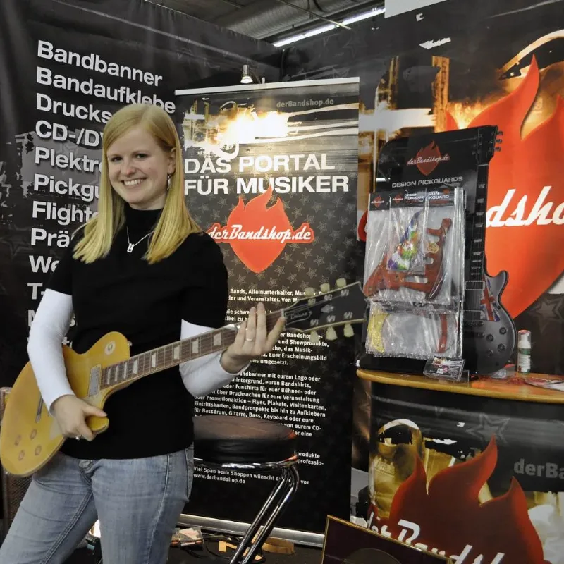 Bandshop GmbH auf der Musikmesse Frankfurt – Gitarristin am Bandshop-Stand