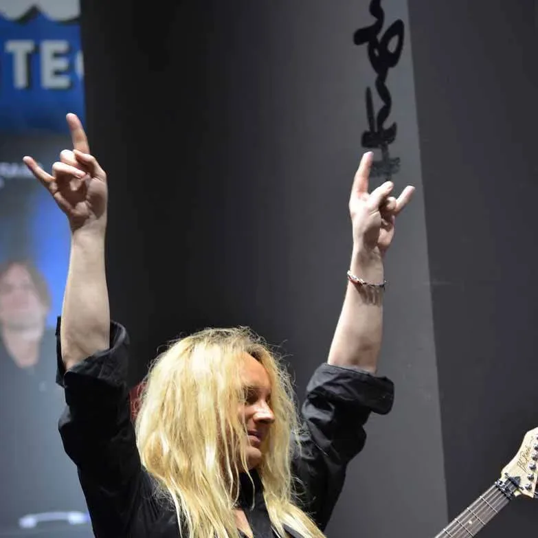 Bandshop GmbH auf der Musikmesse Frankfurt – Gitarrist jubelt auf der Bühne
