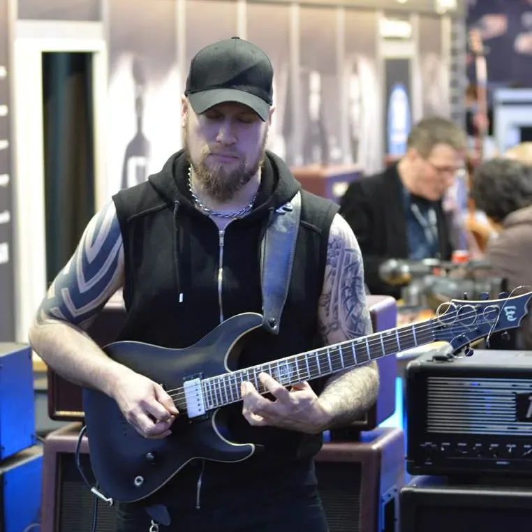Bandshop GmbH auf der Musikmesse Frankfurt – Gitarrist mit Kappe am Messestand