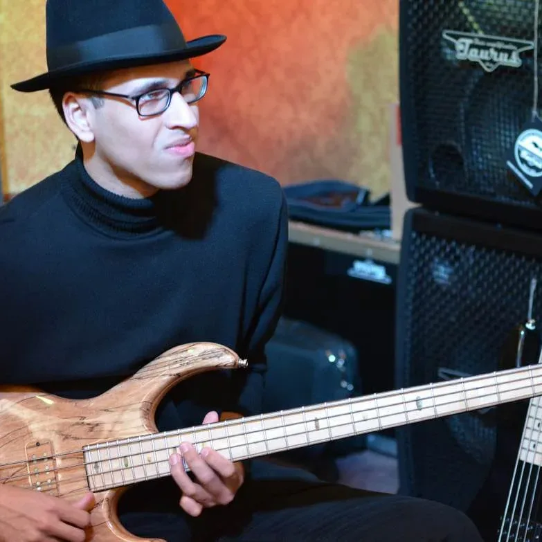 Bandshop GmbH auf der Musikmesse Frankfurt – Bassist mit Hut beim Spielen