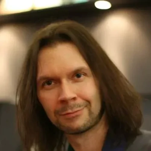 Bandshop GmbH auf der Musikmesse Frankfurt – Musiker mit langen Haaren lächelt