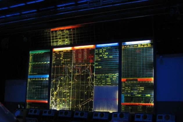 Bunker Erich – Leitstand mit Monitorwand – Musikvideo-Location