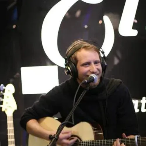 Bandshop GmbH auf der Musikmesse Frankfurt – Sänger mit Akustikgitarre und Kopfhörern